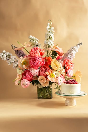 Fresh flowers and chocolate cake gift delivery Berlin — Botanic Art