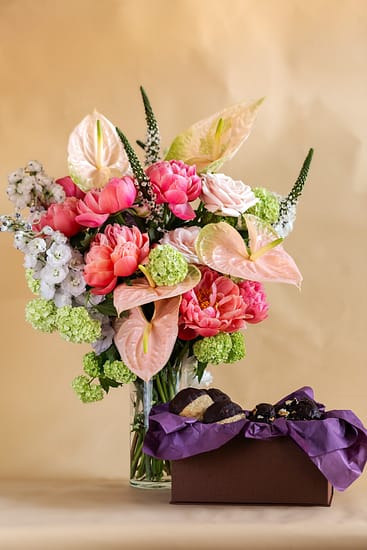 Seasonal floral arrangement with chocolate cookies dilekerei flower delivery Berlin — Botanic Art
